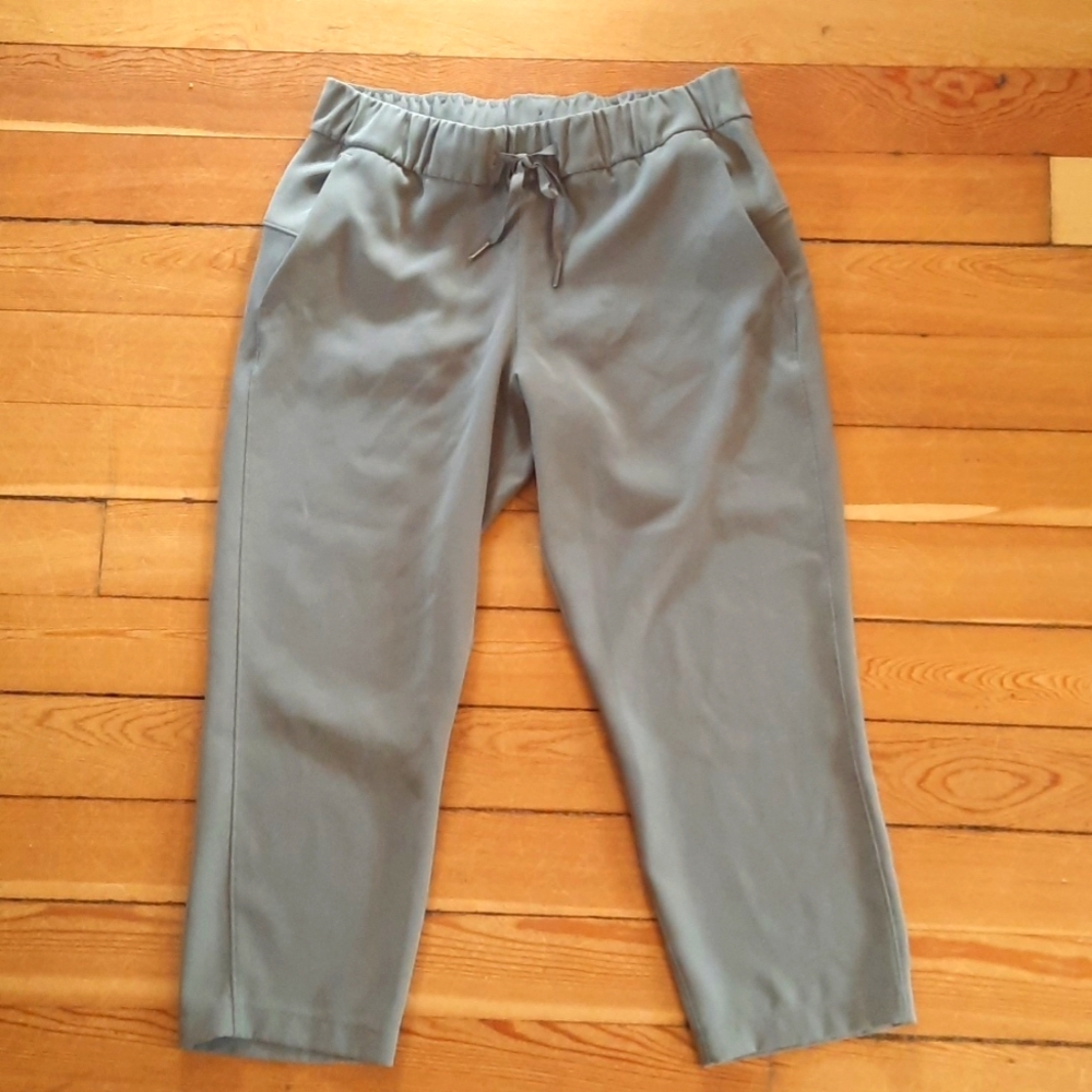 Lululemon cropped Grey pants. Size 8